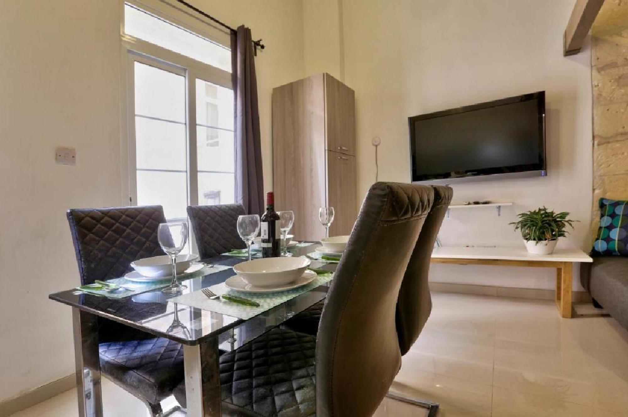 Exquisite 3-Bedroom Duplex Penthouse With Jacuzzi In Valletta Centre Luaran gambar