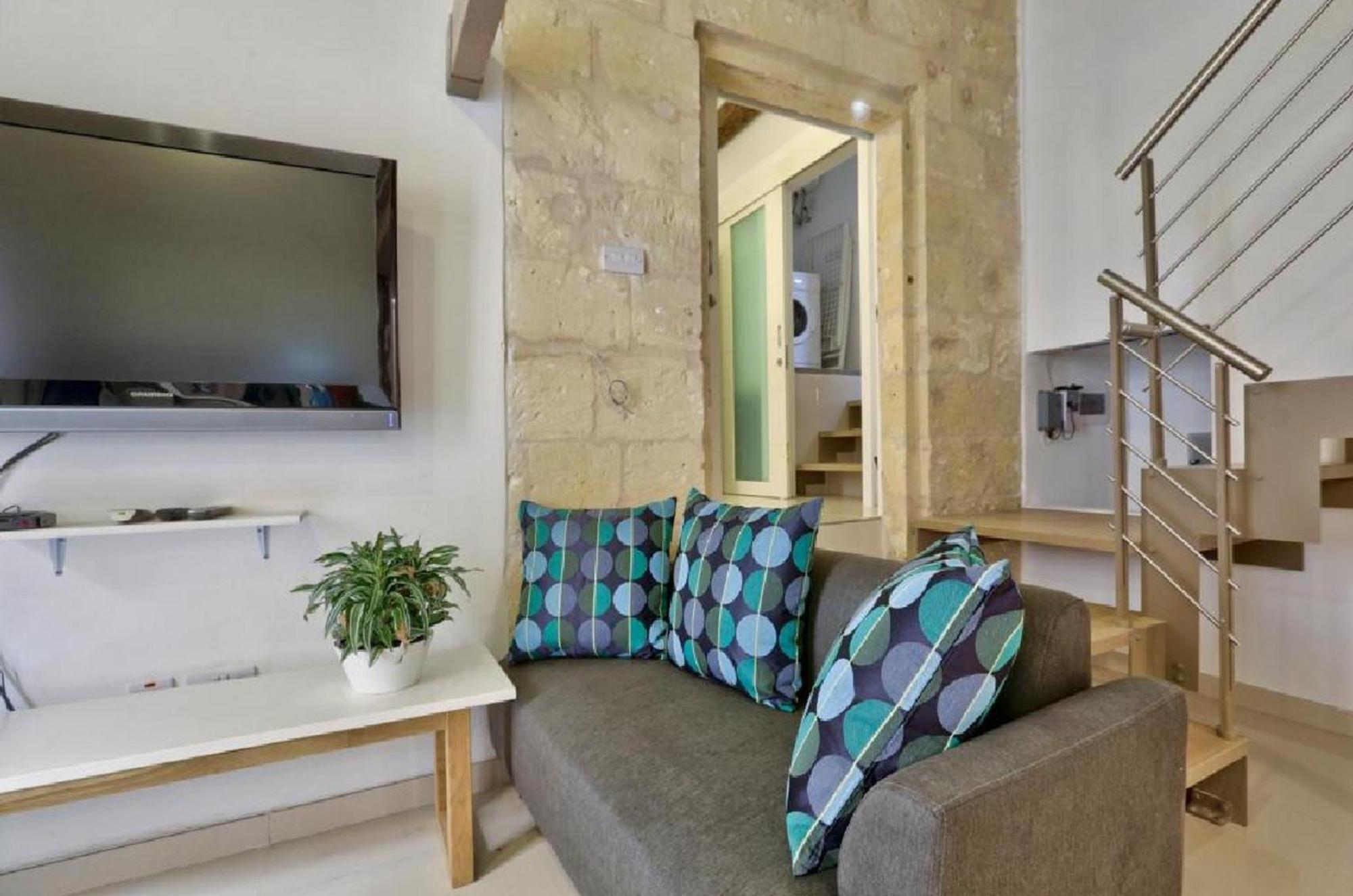 Exquisite 3-Bedroom Duplex Penthouse With Jacuzzi In Valletta Centre Luaran gambar