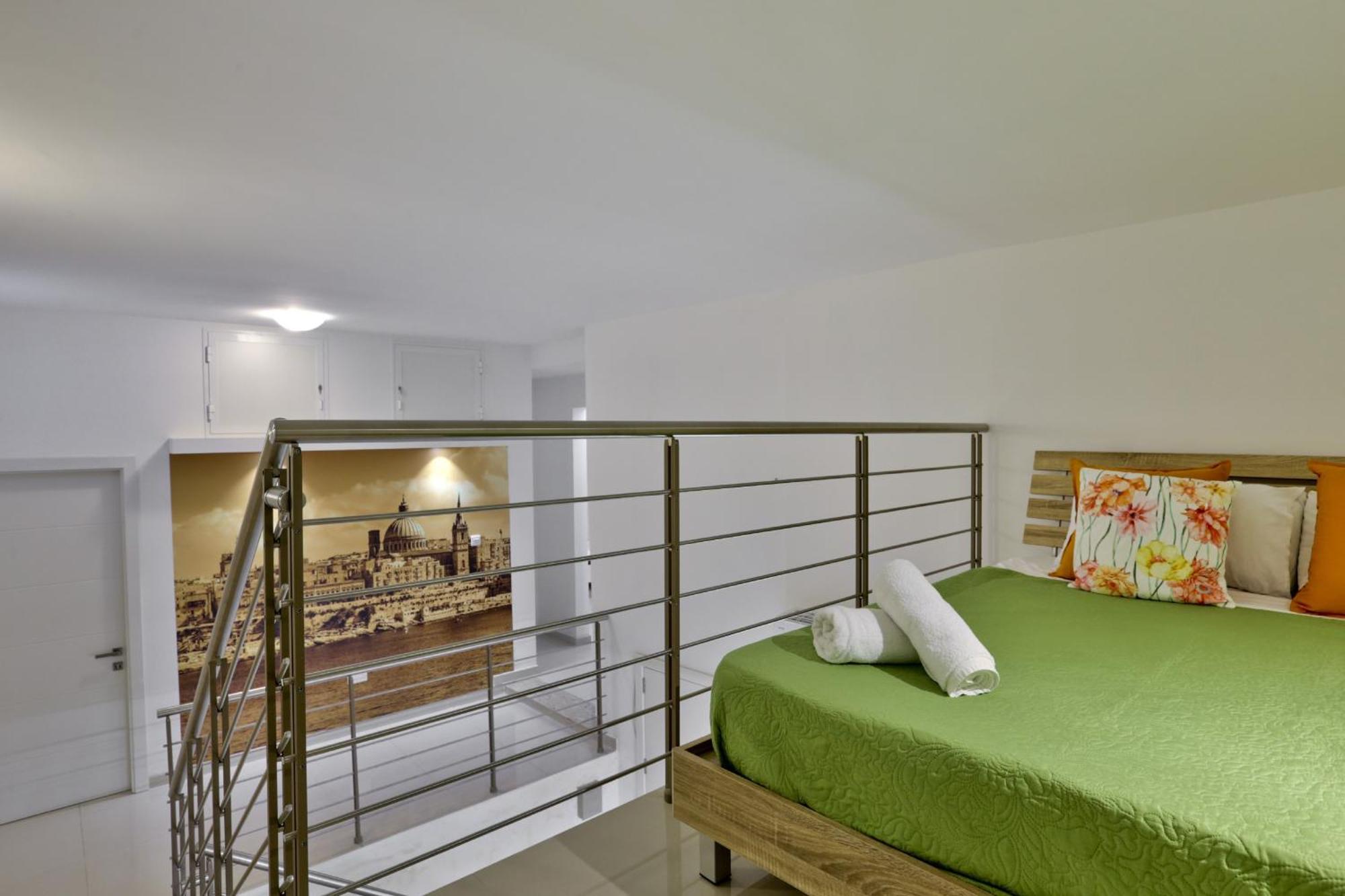 Exquisite 3-Bedroom Duplex Penthouse With Jacuzzi In Valletta Centre Luaran gambar