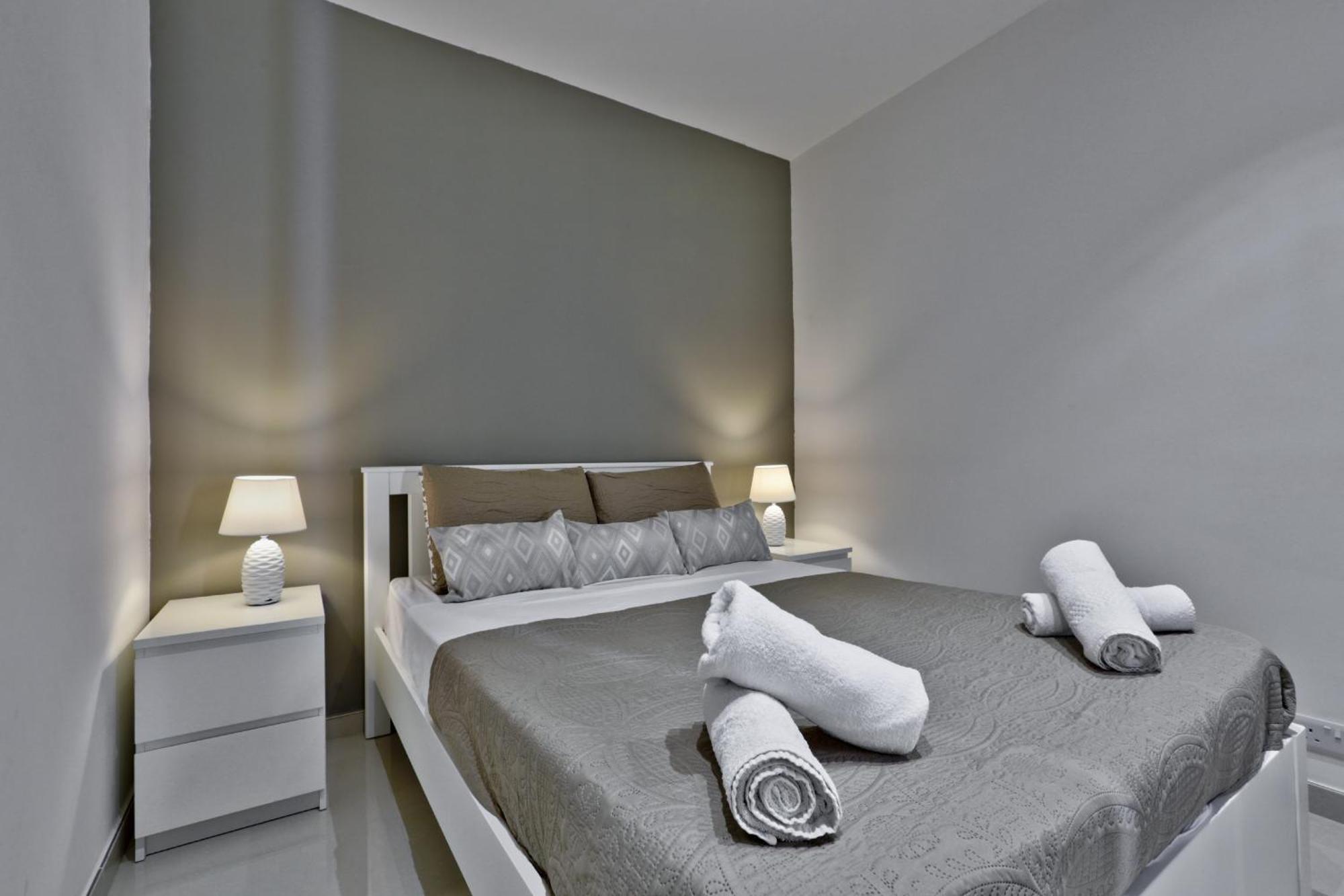 Exquisite 3-Bedroom Duplex Penthouse With Jacuzzi In Valletta Centre Luaran gambar