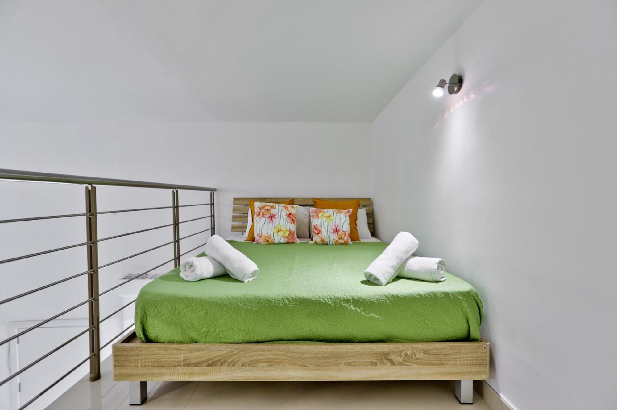 Exquisite 3-Bedroom Duplex Penthouse With Jacuzzi In Valletta Centre Luaran gambar
