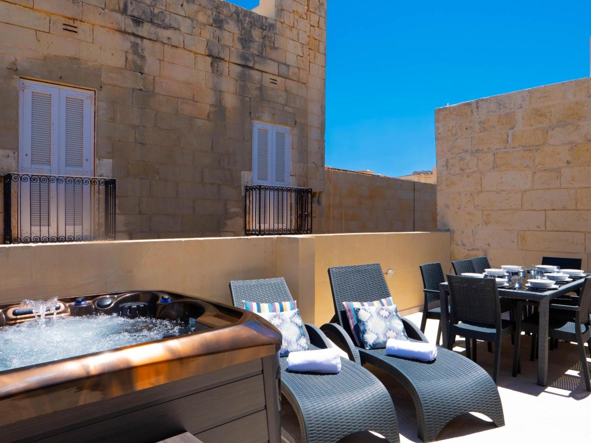 Exquisite 3-Bedroom Duplex Penthouse With Jacuzzi In Valletta Centre Luaran gambar