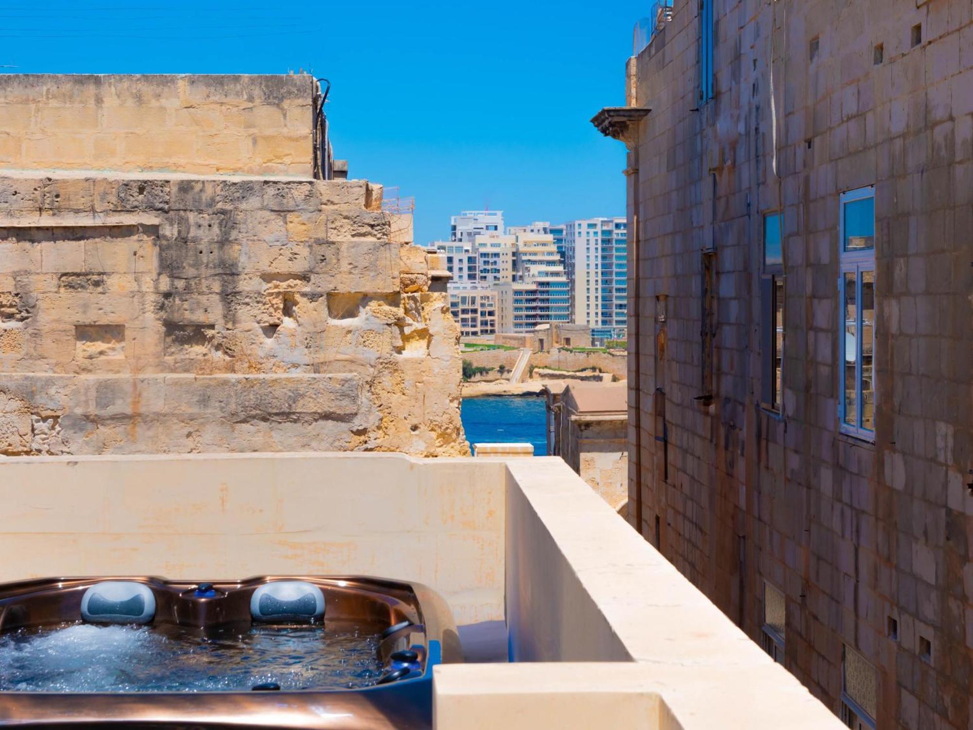 Exquisite 3-Bedroom Duplex Penthouse With Jacuzzi In Valletta Centre Luaran gambar